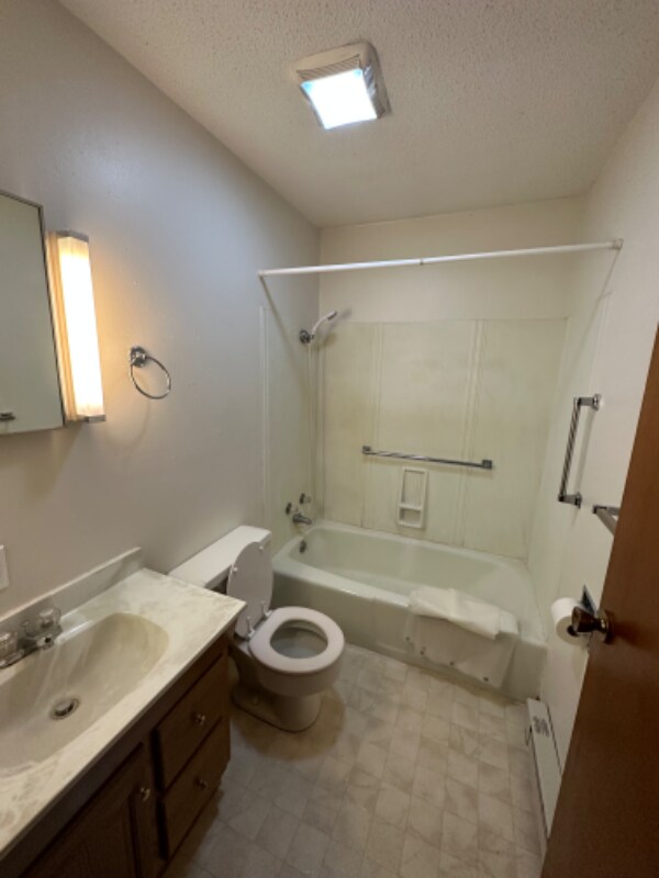 Building Photo - 204 Locust St