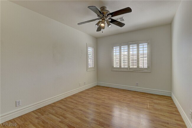 Building Photo - 236 Fairway Woods Dr