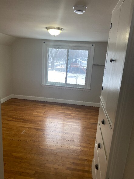 Building Photo - 529 E Broad St