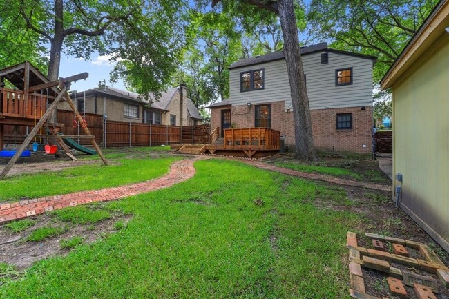 Building Photo - 307 Circle Dr