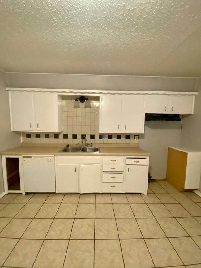 Building Photo - PRE LEASING NOW - AVAILABLE 7/14
