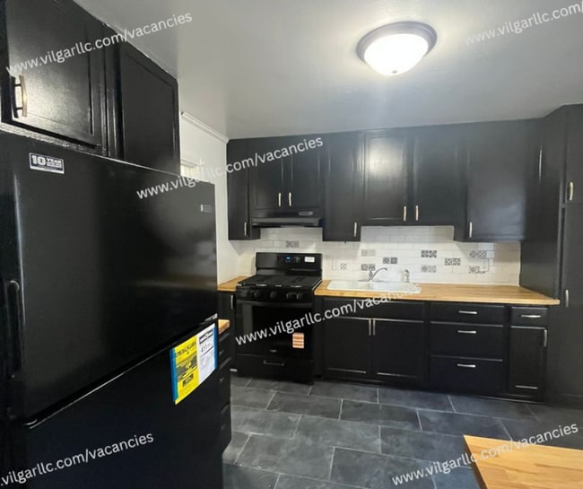 Building Photo - 3 spacious bedrooms, 2 full bathrooms home in Gary, IN