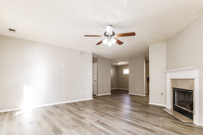Building Photo - 4705 Waterfront Oak Dr