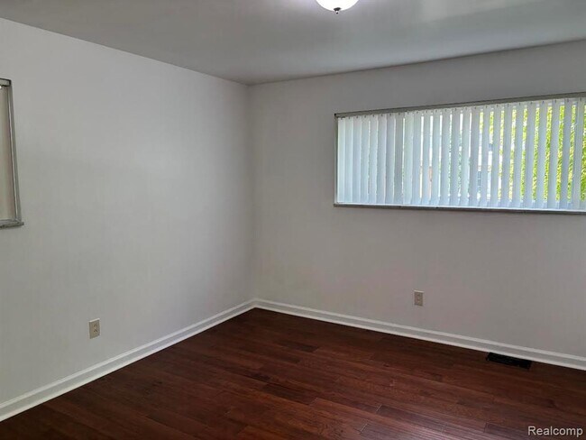 Building Photo - 4830 Briarwood Ave