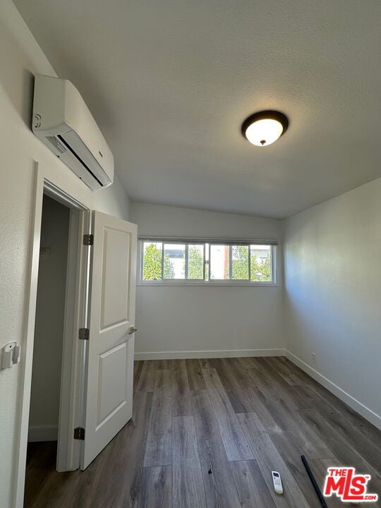 Building Photo - 2658 Santa Ana Ave