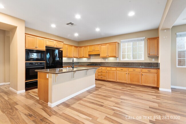 Building Photo - 1177 Parkview Dr
