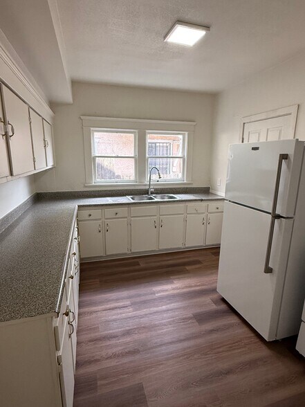 Building Photo - 860 W 56th St