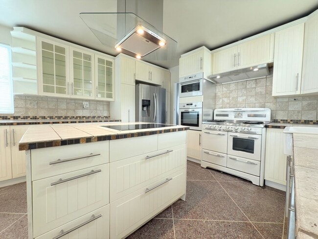 Building Photo - Beautiful Winnetka Home with Hardwood Floo...
