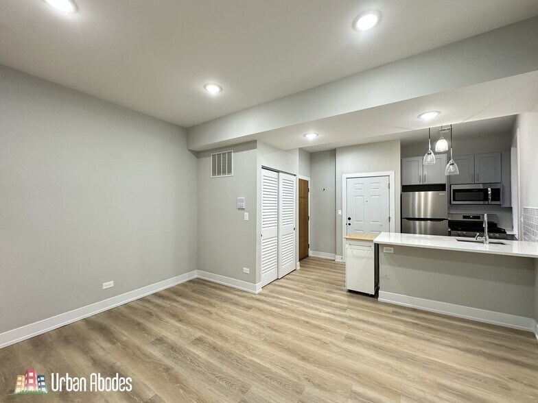 Building Photo - 445 W Belden Ave