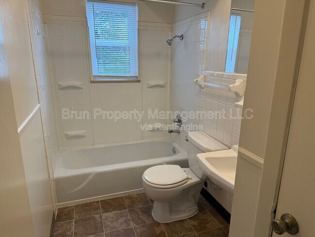 Building Photo - 1420 McArthur Rd