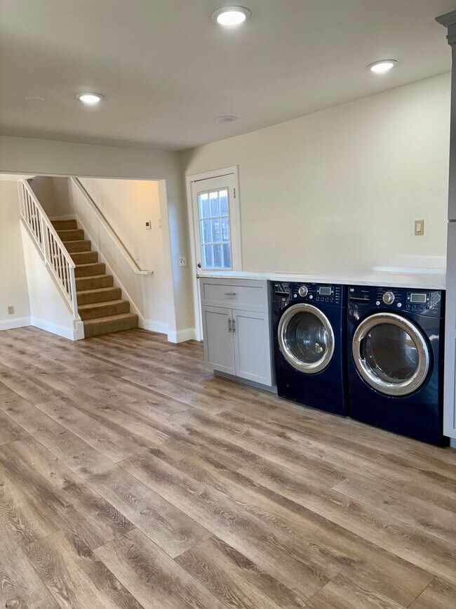 Building Photo - Single Family Home in Oak View!