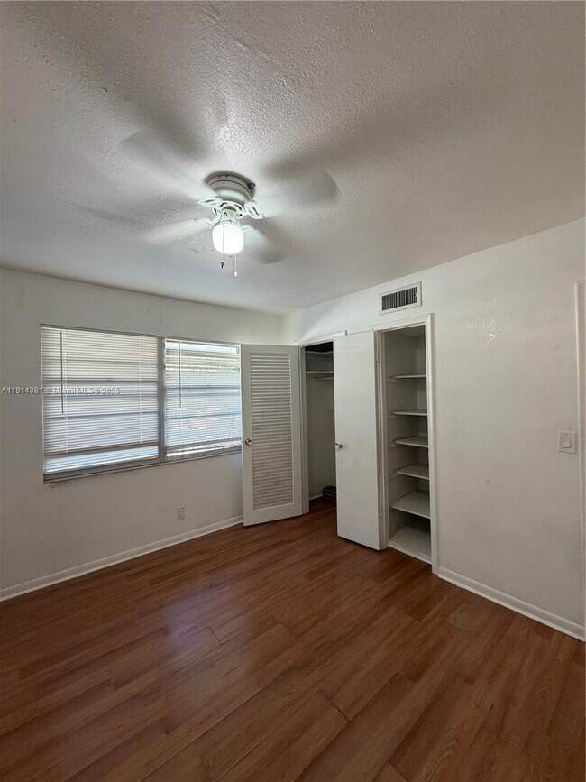 Building Photo - 125 SW 1st Ave