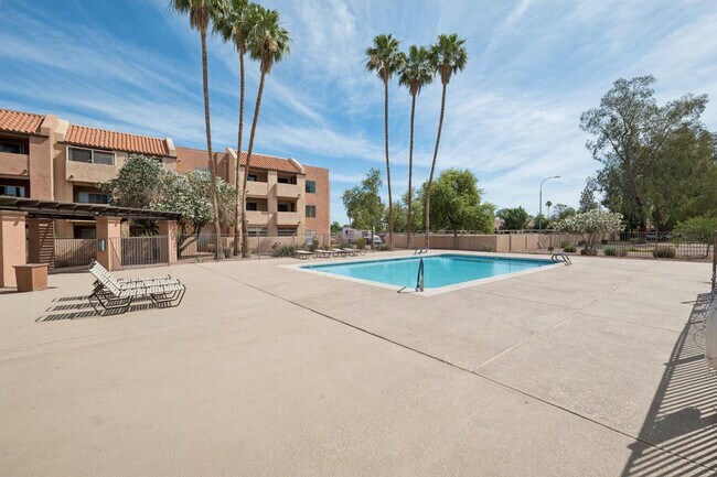 Building Photo - 540 N May