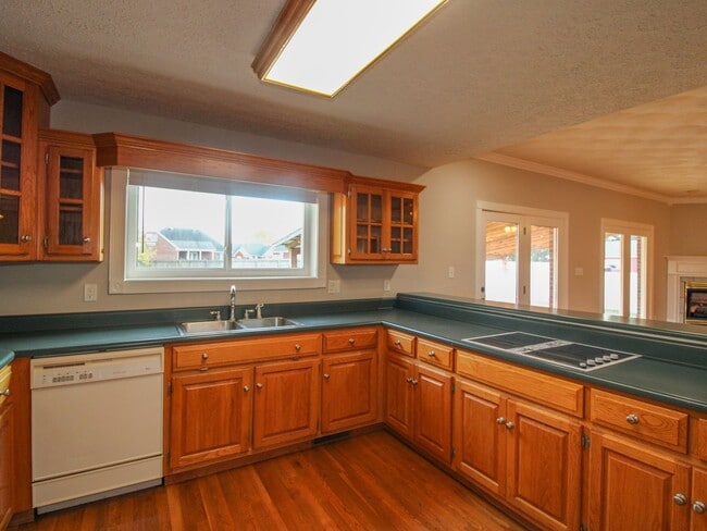 Building Photo - Spacious home!