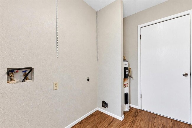 Building Photo - 8808 Pineridge Dr