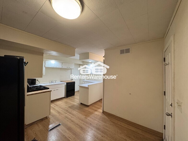 Building Photo - 613 Bay St