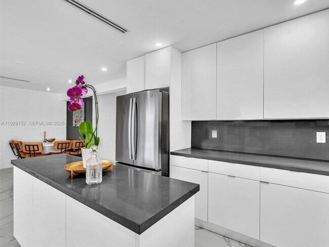 Building Photo - 440 SE 8th Ave