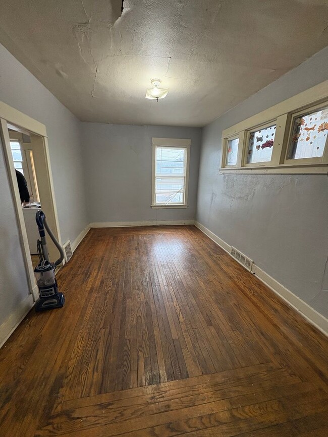 Building Photo - ! 1/2 OFF FIRST MONTHS RENT SPECIAL ! 3 Bedroom 1 Bathroom Townhome