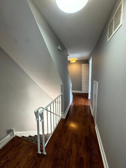 Building Photo - 1415 E Hewson St