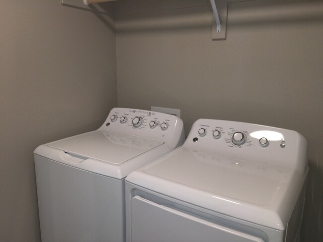 Building Photo - 1575 NE Rumgay Ln