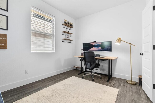 Building Photo - 905 Gray Fox Lp