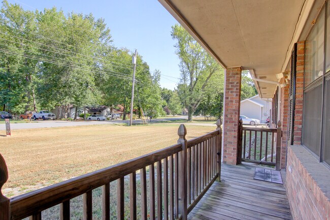 Building Photo - 554 Roselawn Dr