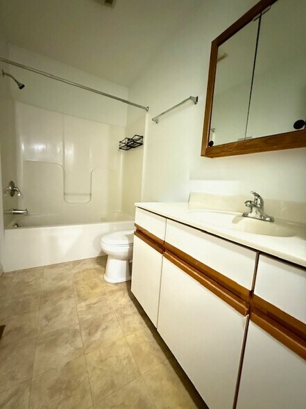 Building Photo - 834 Ellis Ave