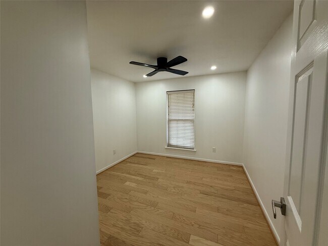 Building Photo - 25 Little John Ln