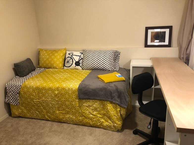 Room 5 - 2536 Forest Park Dr