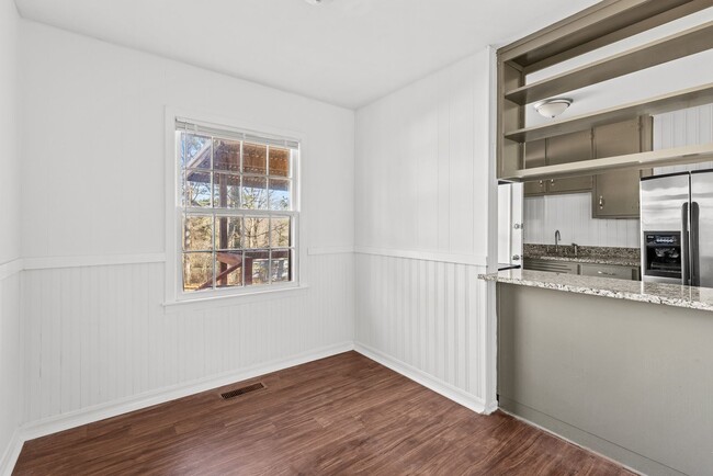 Building Photo - Charming and Newly Renovated 3 Bedroom 1 B...