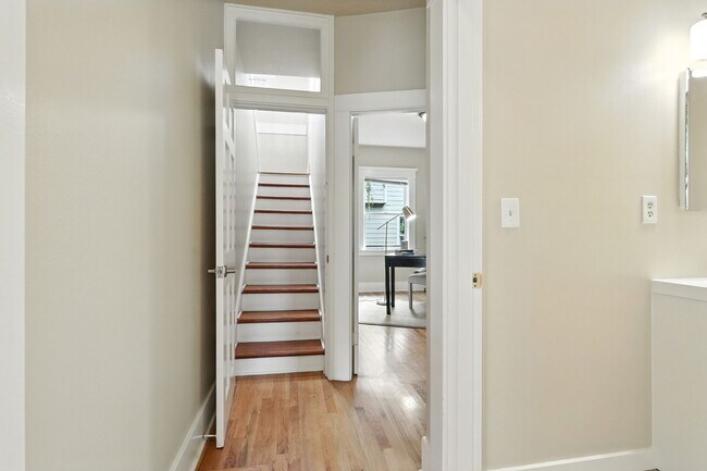 Building Photo - 423 NE 55th Ave