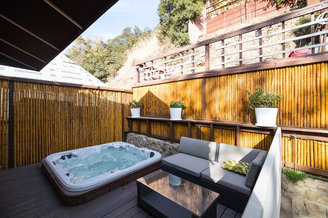 Building Photo - 920 N Beverly Glen Blvd