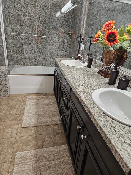 Master bathroom - 3750 Santa Rosalia Dr