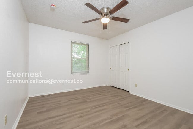 Building Photo - 144 Willow Pl S