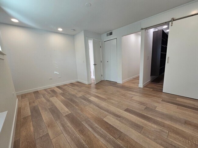 Building Photo - Cherry Creek Beautiful and Bright 1 Bed 1 Bath Condo