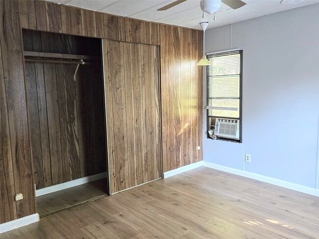 Building Photo - 858 Queenswood St