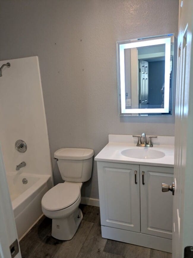 Building Photo - Great 1br 1ba in Vallejo with Patio Commun...