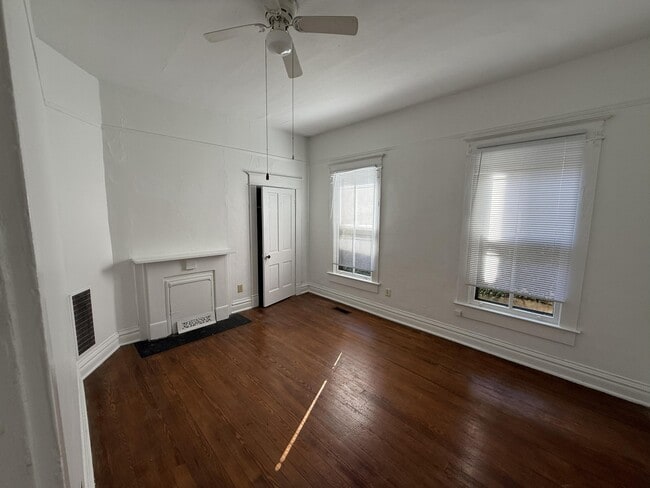 Building Photo - 404 Ewing St