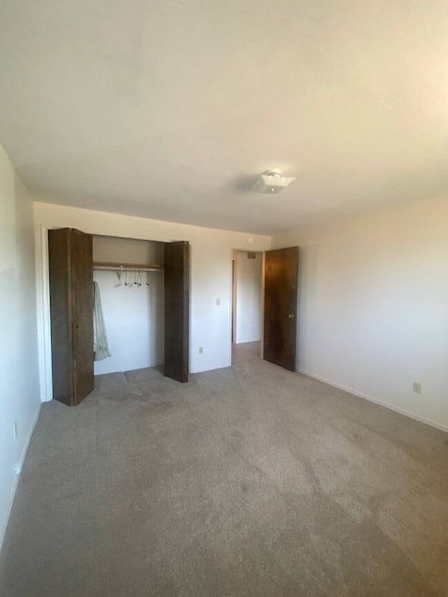 Building Photo - Charming 2 Bedroom Duplex With Fenced Yard...