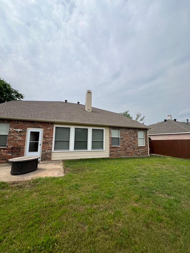 Building Photo - 2701 Clark Dr