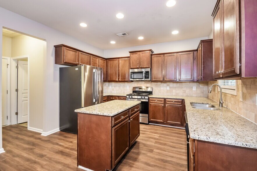 Building Photo - 928 Upland Ives Dr