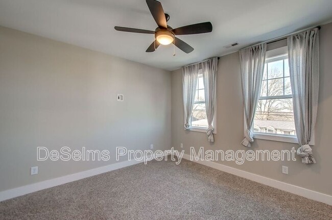 Building Photo - 2061 Oakwood Avenue