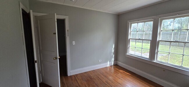 Building Photo - 3Bed/1 Bath House