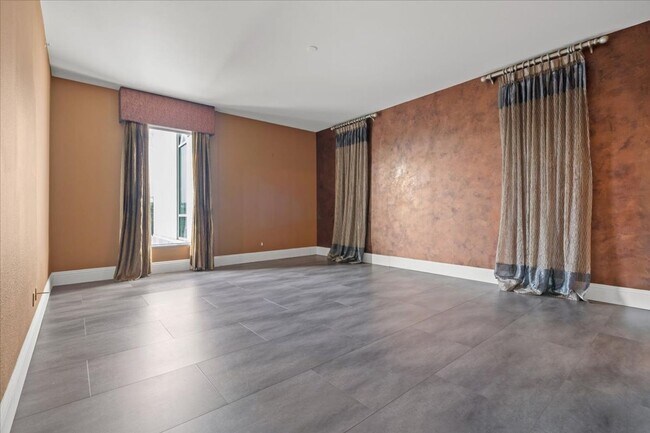 Building Photo - 360 E Desert Inn Rd