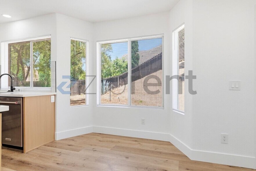 Building Photo - Unit
