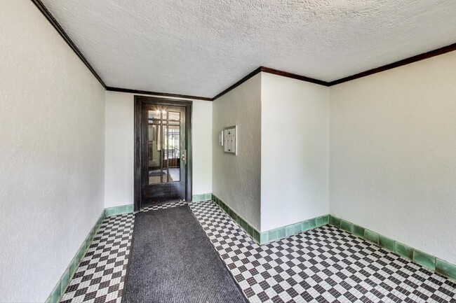 Building Photo - 1451 W Warner Ave