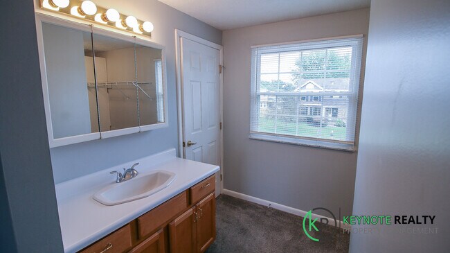 Building Photo - 6426 Silver Pheasant Ct