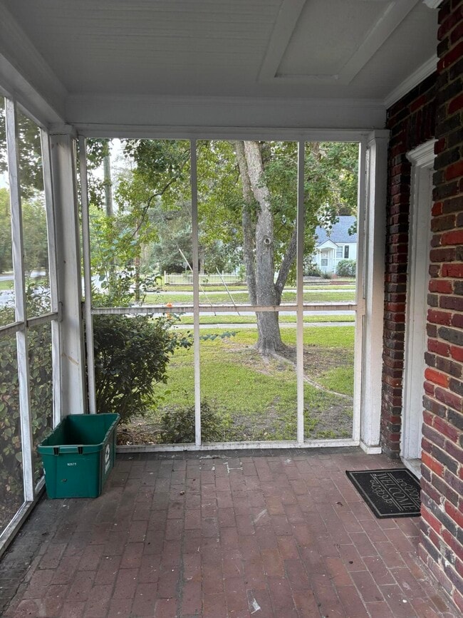 Building Photo - 401 N Magnolia St