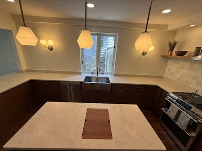 Building Photo - *DREAM LOCATION* 6BR Completely Renovated Duplex