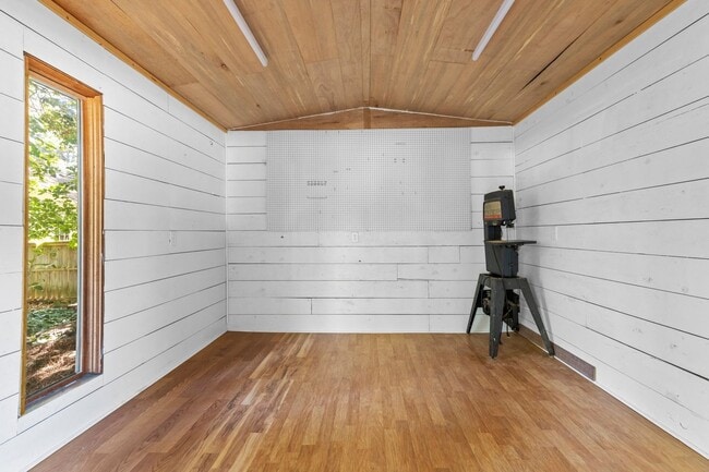 Building Photo - Gorgeous 3 Bedroom Ranch in North Raleigh, updated, pet friendly, fenced-in yard!